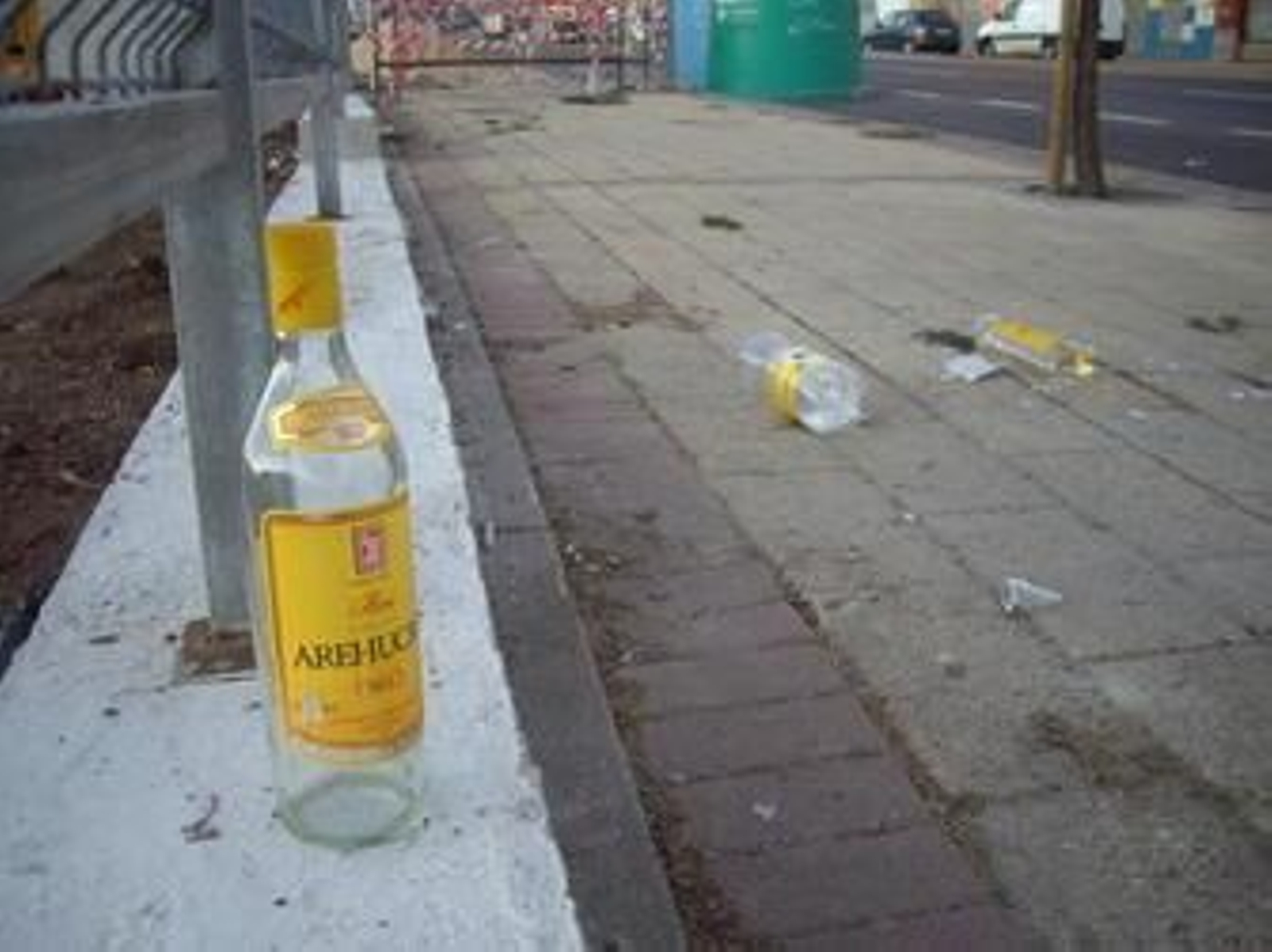 Imagen de los restos de un 'botellón' en San Bernabé.