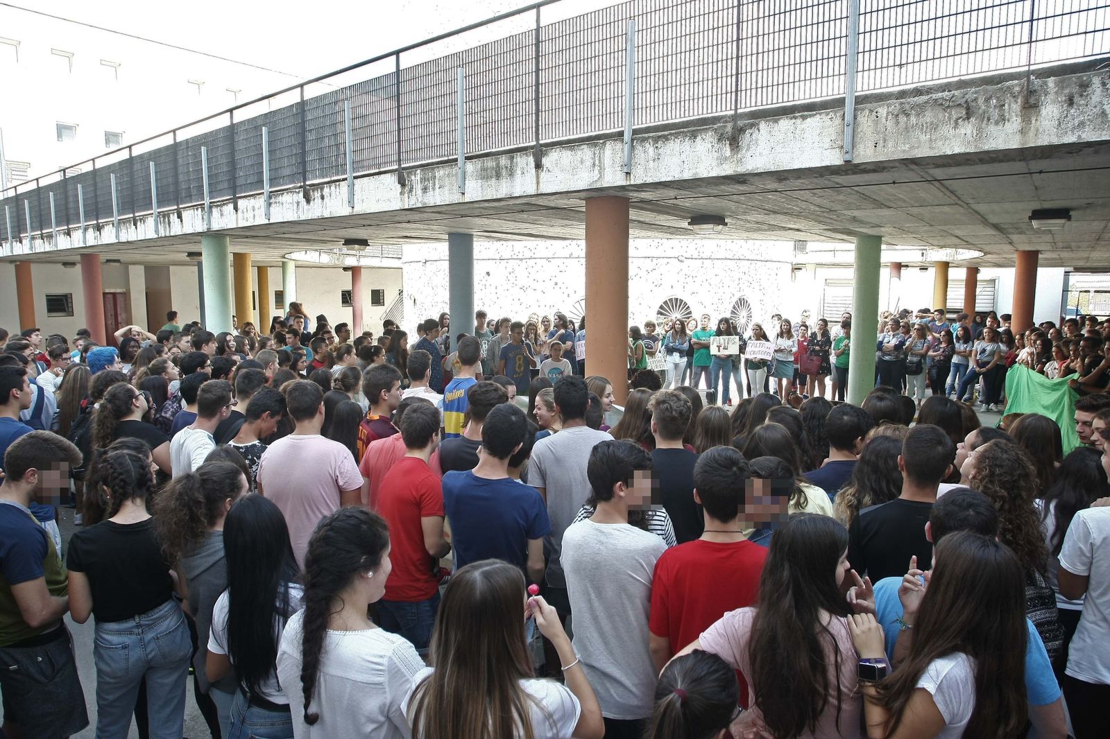 Alumnos concentrados ayer junto a sus profesores en el IES El Getares de Algeciras, durante el paro parcial de una hora convocado por la Marea Verde.