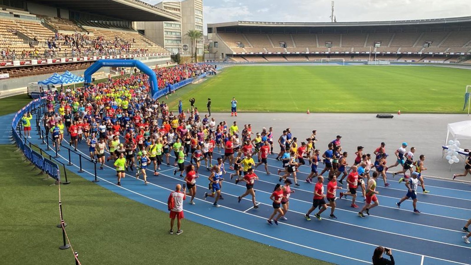 La salida desde las nuevas pistas de atletismo de Chapín fue espectacular. La salida desde las nuevas pistas de atletismo de Chapín fue espectacular.
