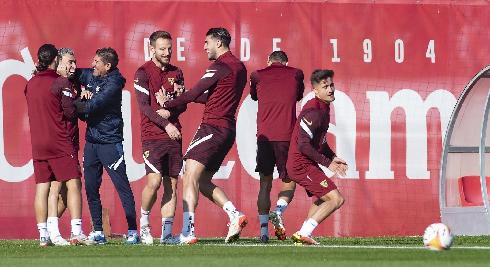 Los jugadores del Sevilla FC, durante el entrenamiento de este lunes en la Ciudad Deportiva.
