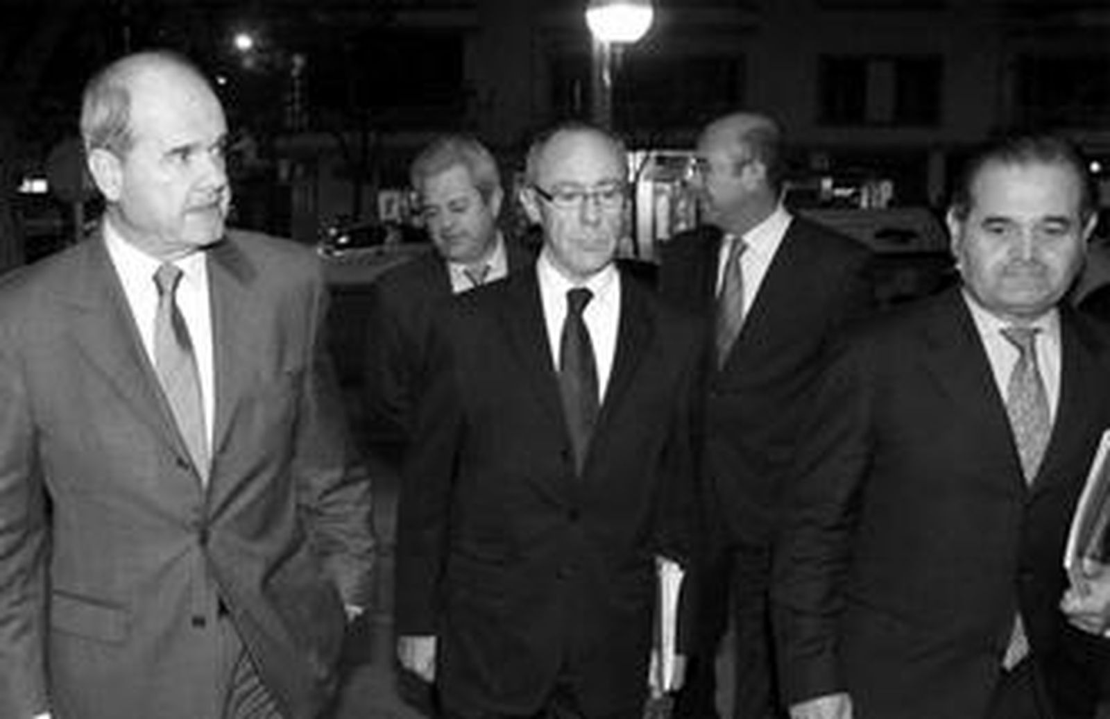 El presidente de la Junta de Andalucía, Manuel Chaves, junto a los presidentes de AIQB, Gerardo Rojas, y AGI, José Luis Masi.