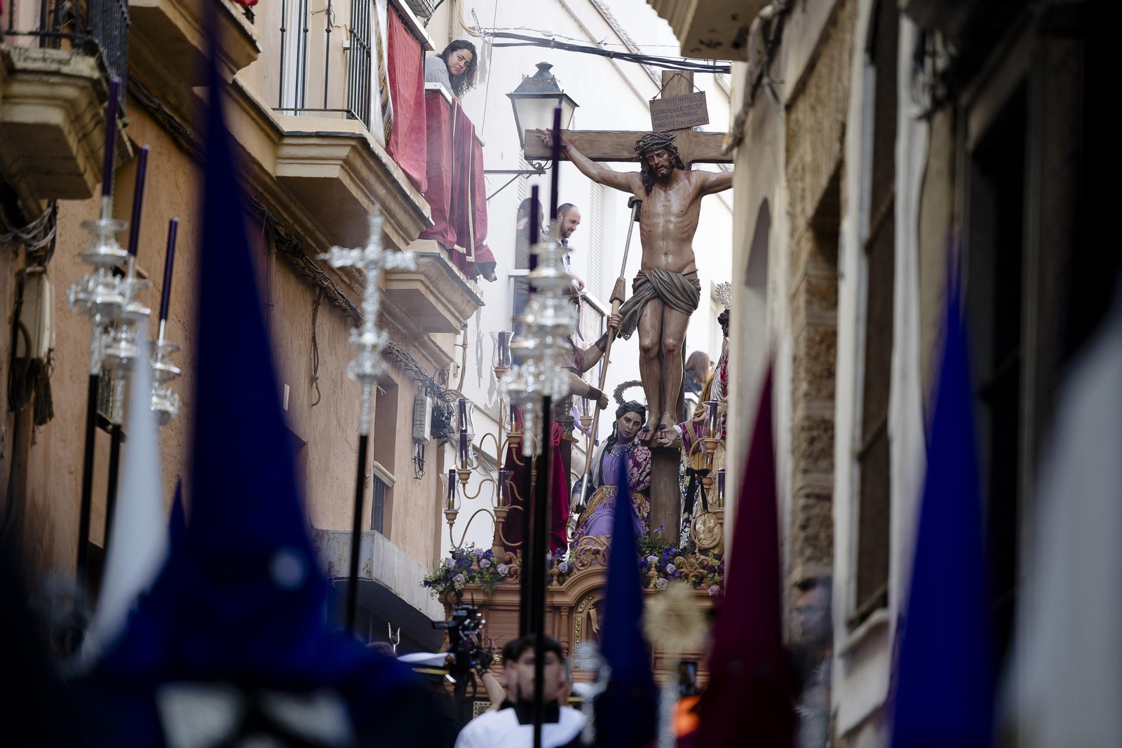 Imágenes de la salida de Siete Palabras en la Semana Santa de Cádiz 2025