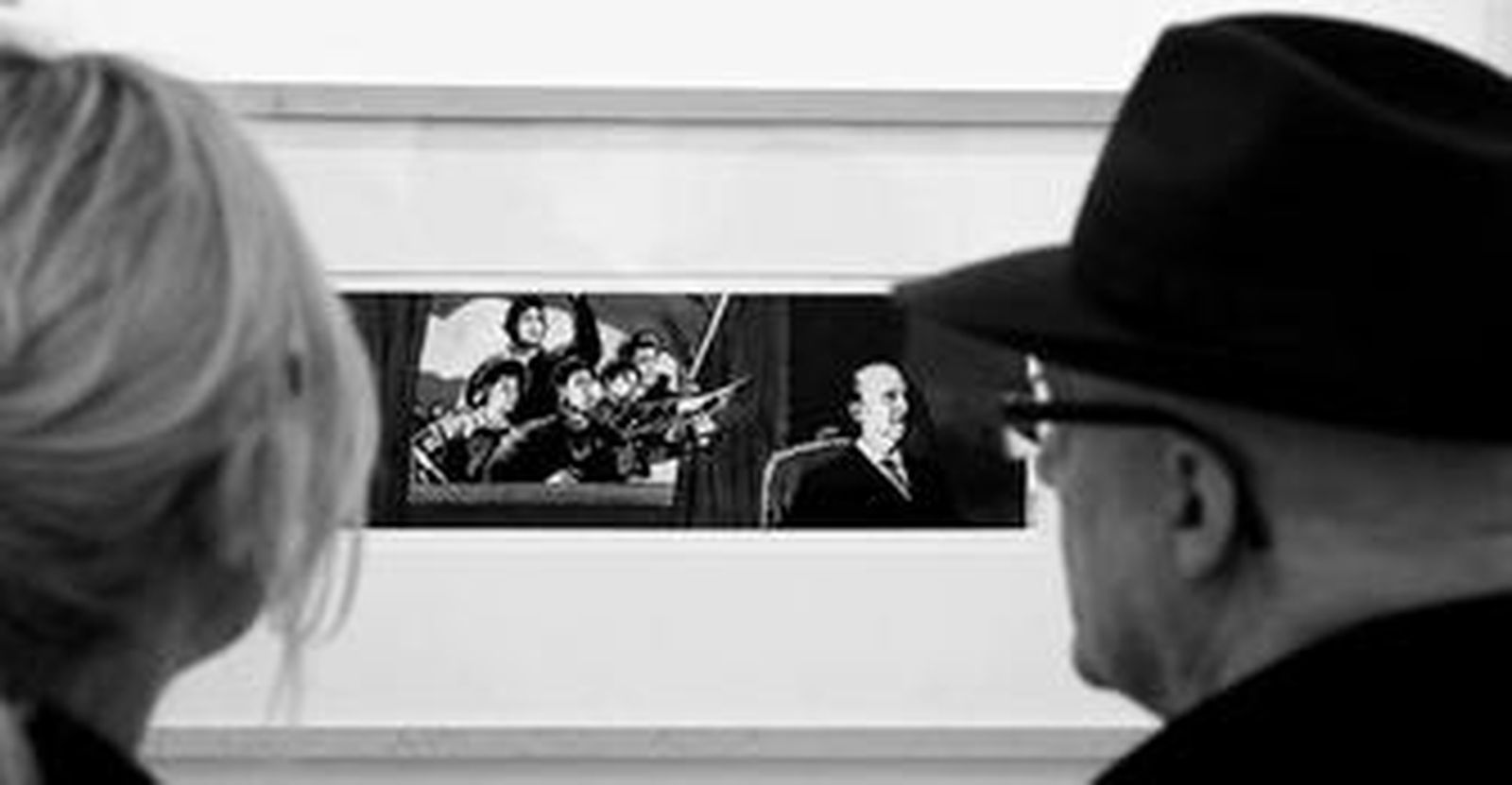 Dos espectadores contemplan una de la obras presentes en la muestra 'Tal como éramos', del colectivo El Cubri.