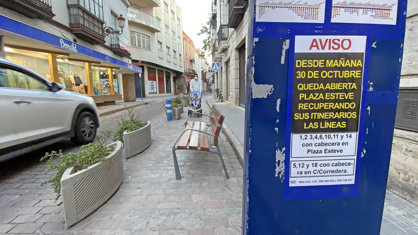 Cartel avisando de la apertura de la plaza Esteve en la parada provisional de la calle Honda.