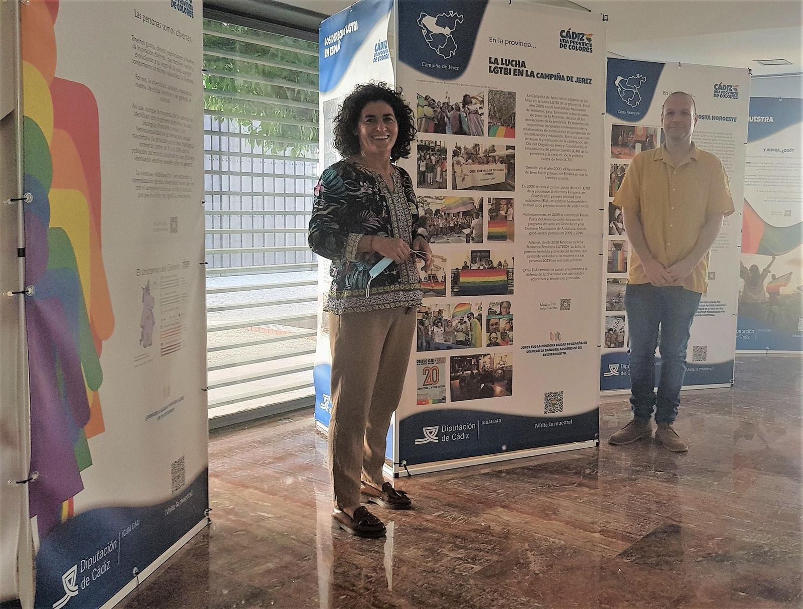 La alcaldesa Guadalcacín, en la exposición.