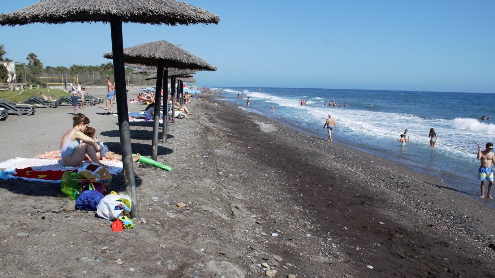El gran escalón formado hace de barrera a quienes quieren bañarse