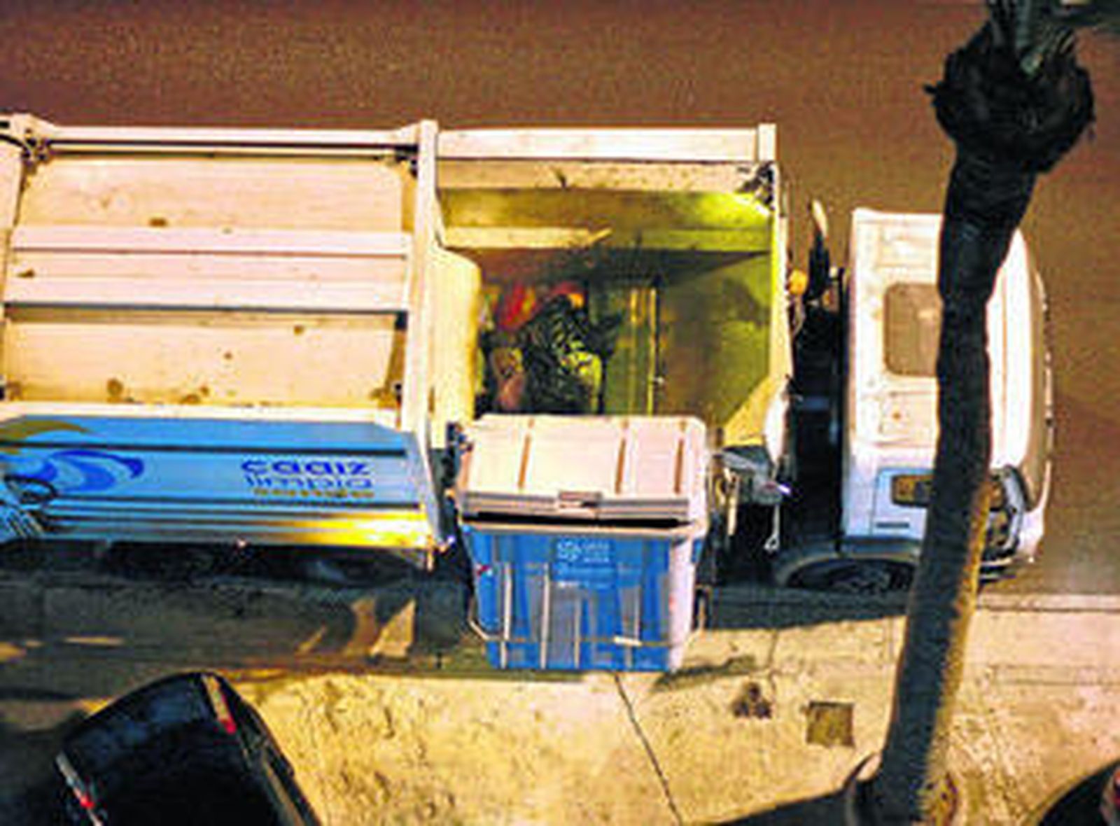 Un camión recogiendo la basura en Cádiz capital, en una imagen de archivo.