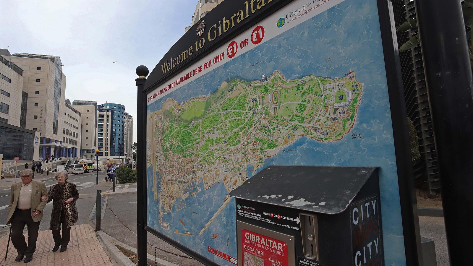 Dos personas caminan por una calle gibraltareña.