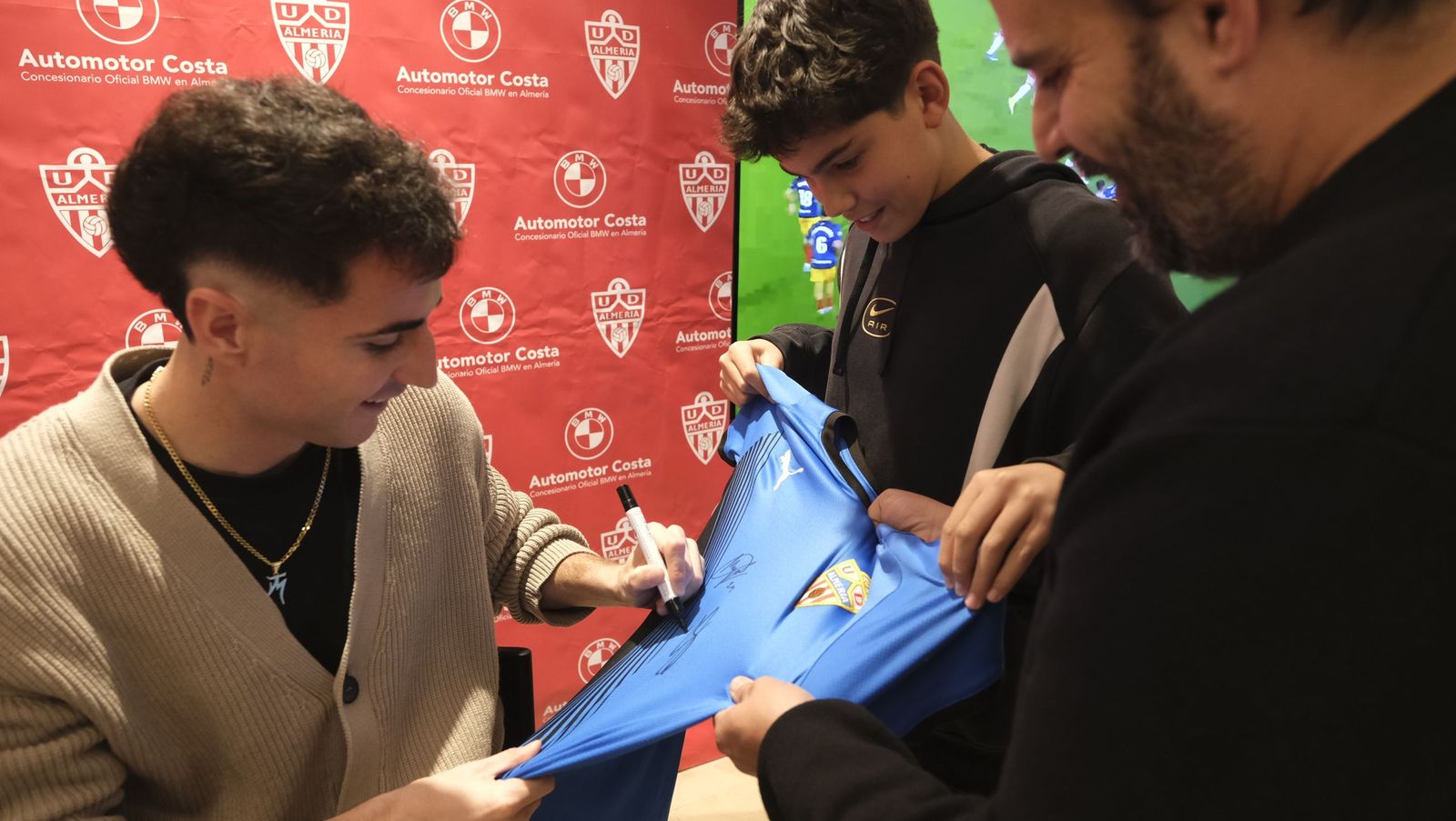 Jon Mocillo y Miguel de la Fuente firman autógrafos en Automotor Costa BMW