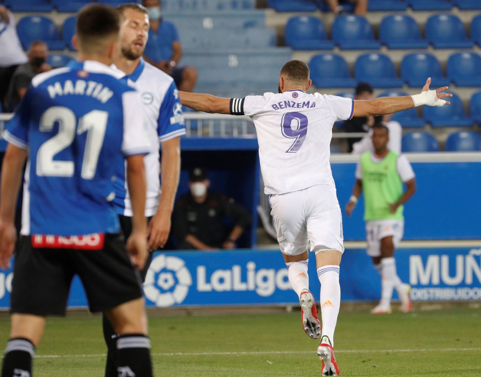Karim Benzema corre a celebrar su primer tanto frente al Alavés.