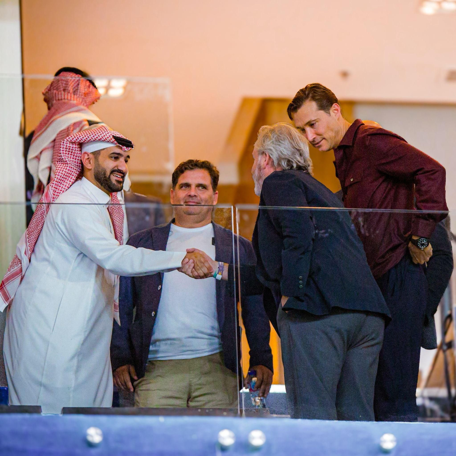 Vizcaíno saluda a un directivo árabe en presencia de Contreras y Harburg.