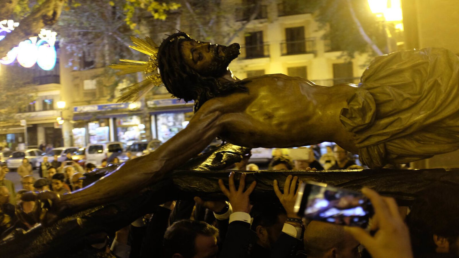 Alguien acerca un teléfono móvil en el traslado de Montserrat