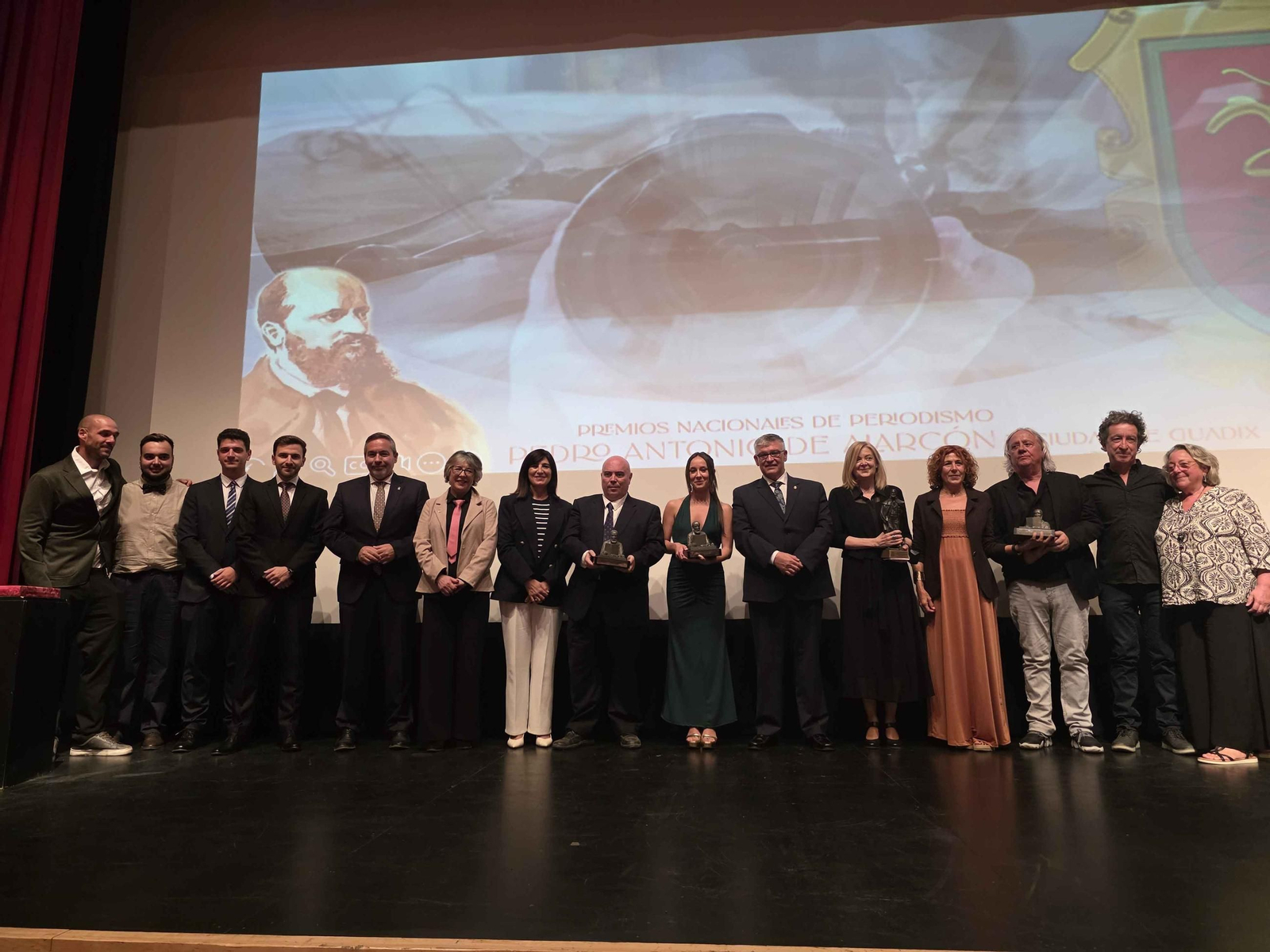 Los premiados y autoridades.