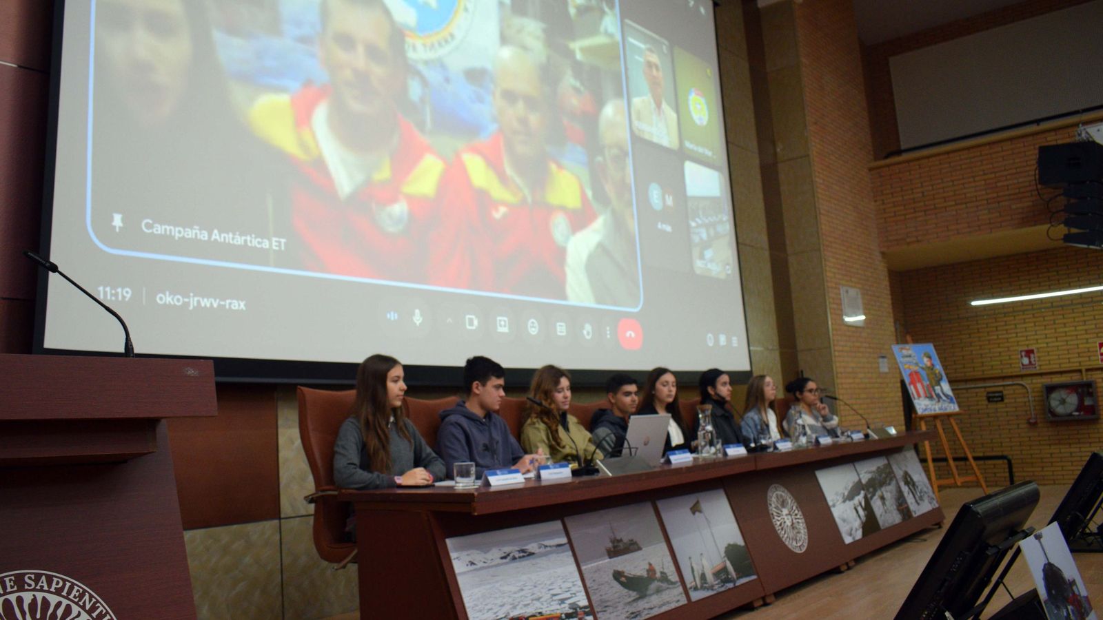 Un momento de la conexión con la Base Científica Española en la Antártida este jueves desde la Universidad de Almería.