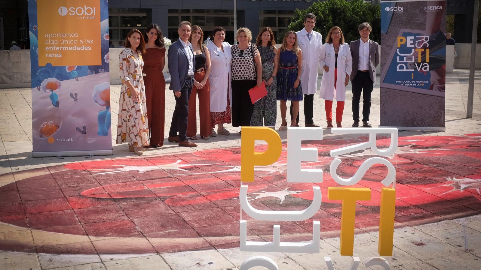 Foto de familia del equipo de Sobi y de los servicios hospitalarios implicados en el proyecto, junto a la paciente.