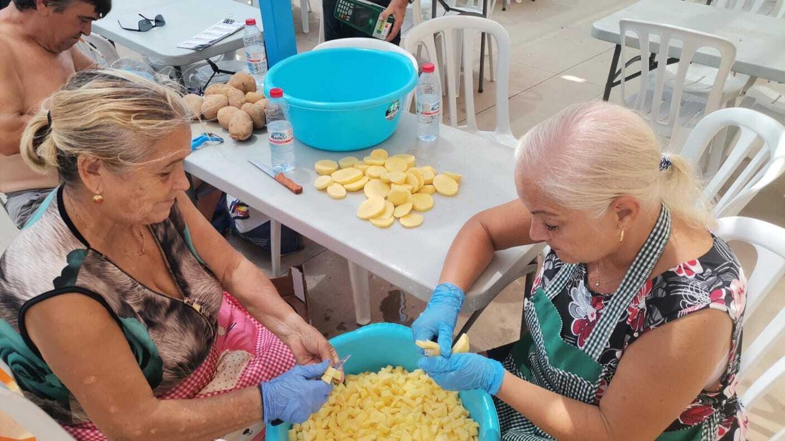Agustina y Pepi preparando la comida en Peña Palestina.
