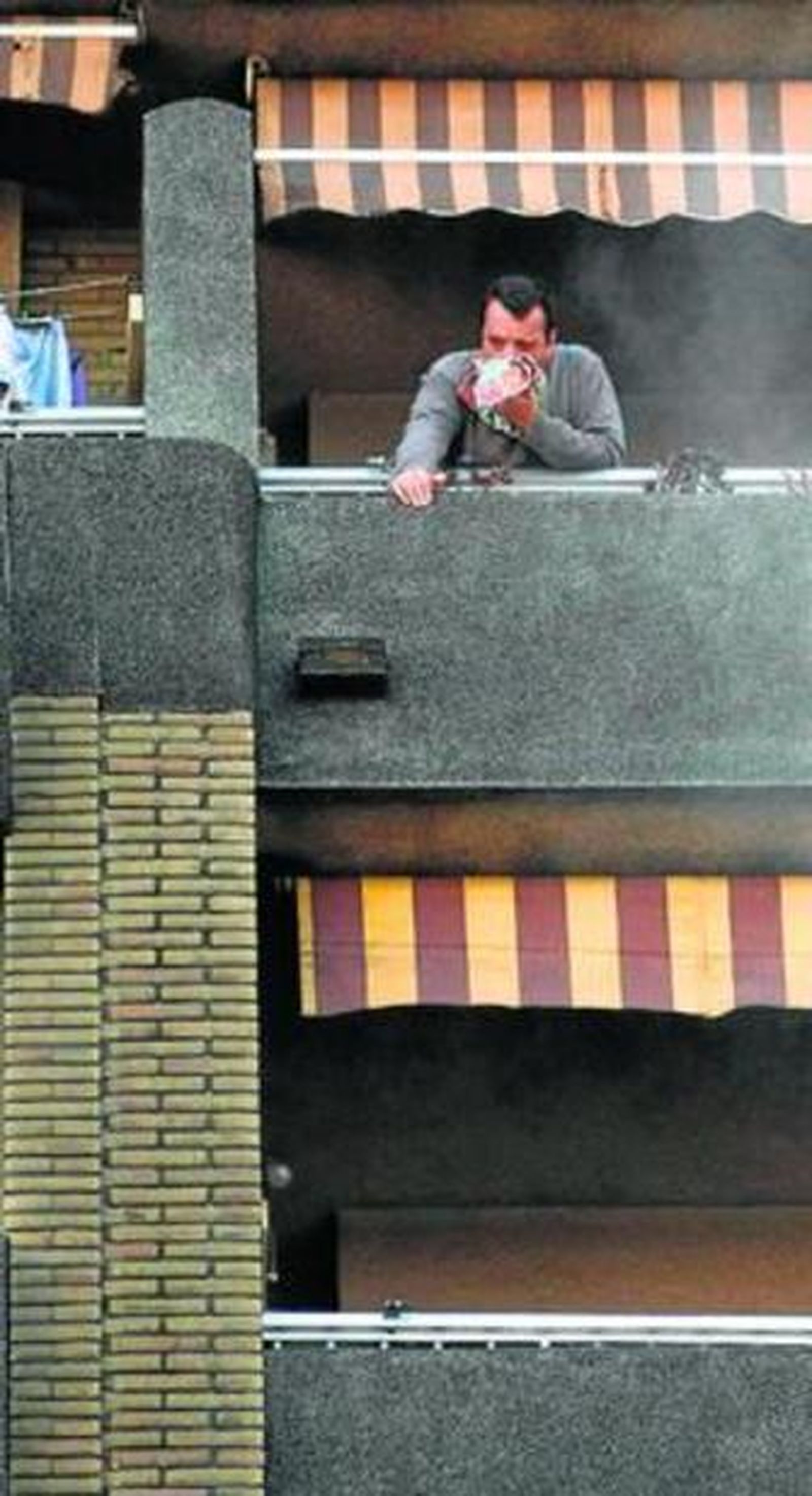 Jose Delgado, en la terraza de su casa durante el incendio.