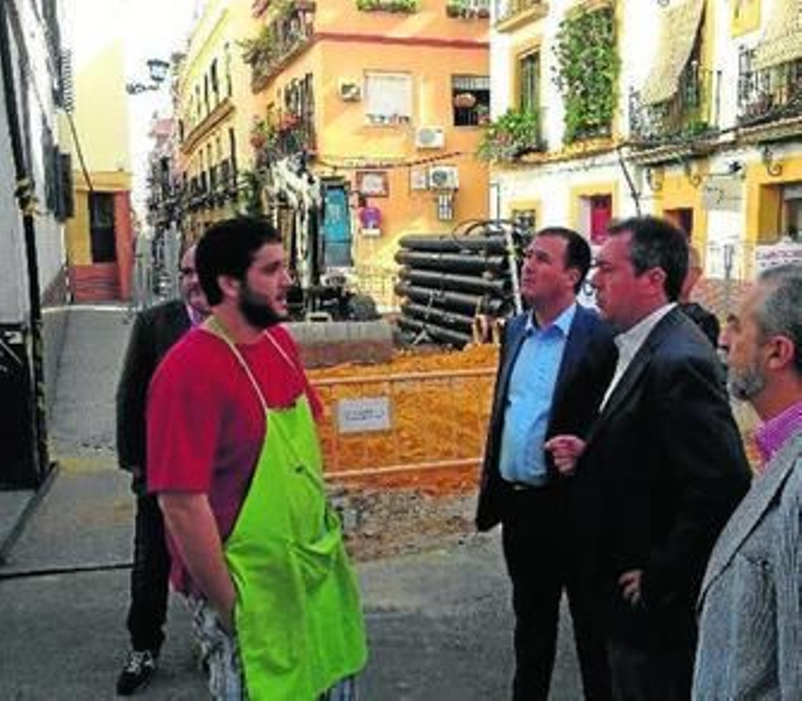 Juan Espadas y los concejales Cabrera y Flores en San Luis con vecinos.
