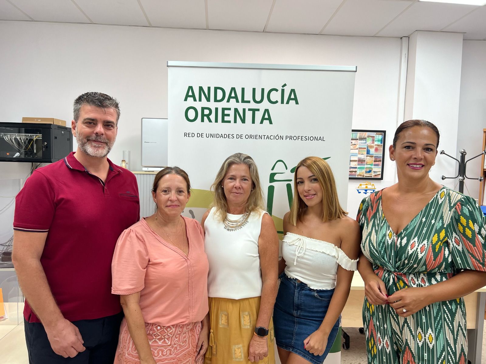 Belén Gutiérrez, concejala de Educación, junto al equipo de 'Andalucía Orienta'