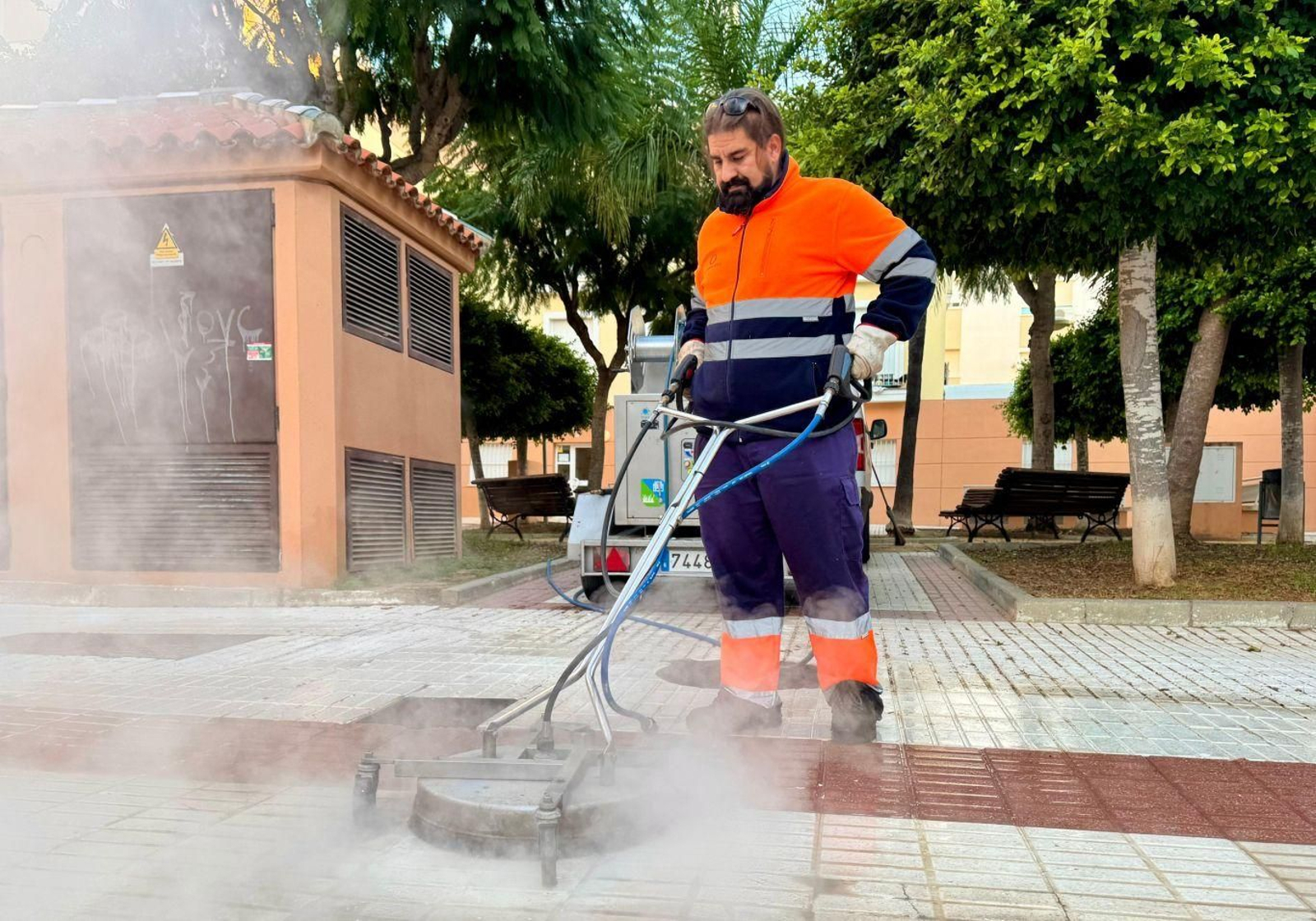 Un operario trabaja en la limpieza de Rota.