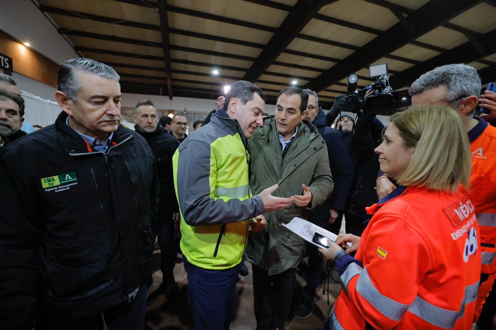 Juanma Moreno visita Adamuz tras el accidente de los trenes.
