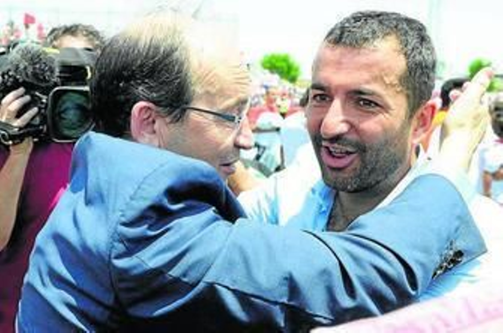 El presidente sevillista, José Castro, abraza a Diego Martínez, técnico del filial tras consumarse el ascenso.