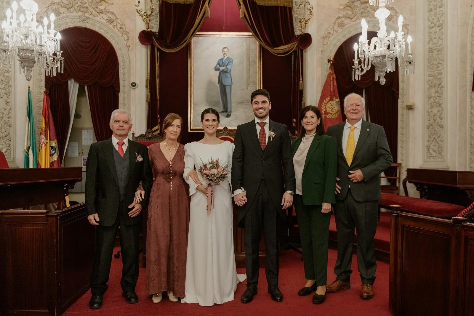 El  nuevo matrimonio, Marina Domínguez Galán y Guillermo Fernández Paniagua, con sus padres Gabino Domínguez, Dolores Galán, Pilar Paniagua y Salvador Fernández Miró, tras finalizar la ceremonia.