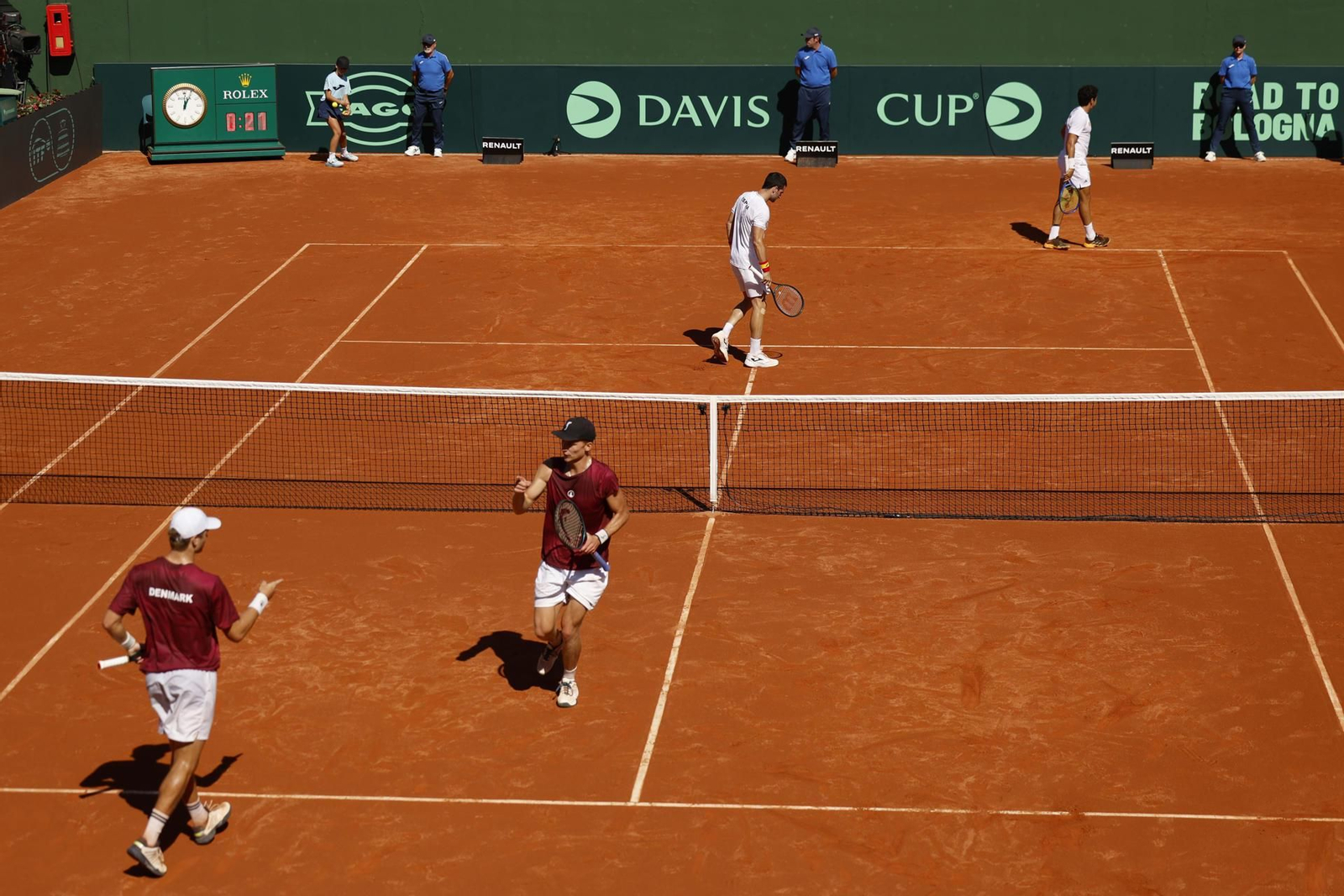 Pedro Martínez y Jaume Munar dan vida a España en la Copa Davis (1-6, 6-3 y 6-2)