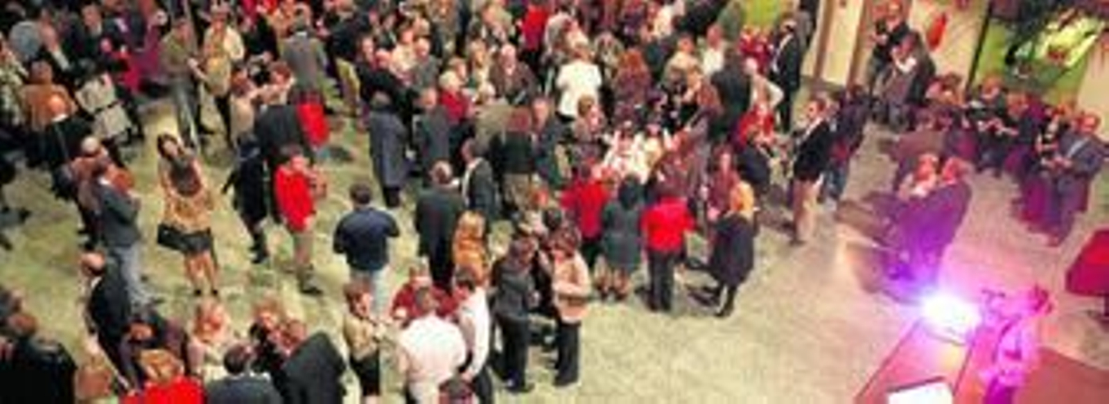 El público asistente disfrutó del ágape en el patio del palacio antes de la gala y del baile con la orquesta una vez terminada.