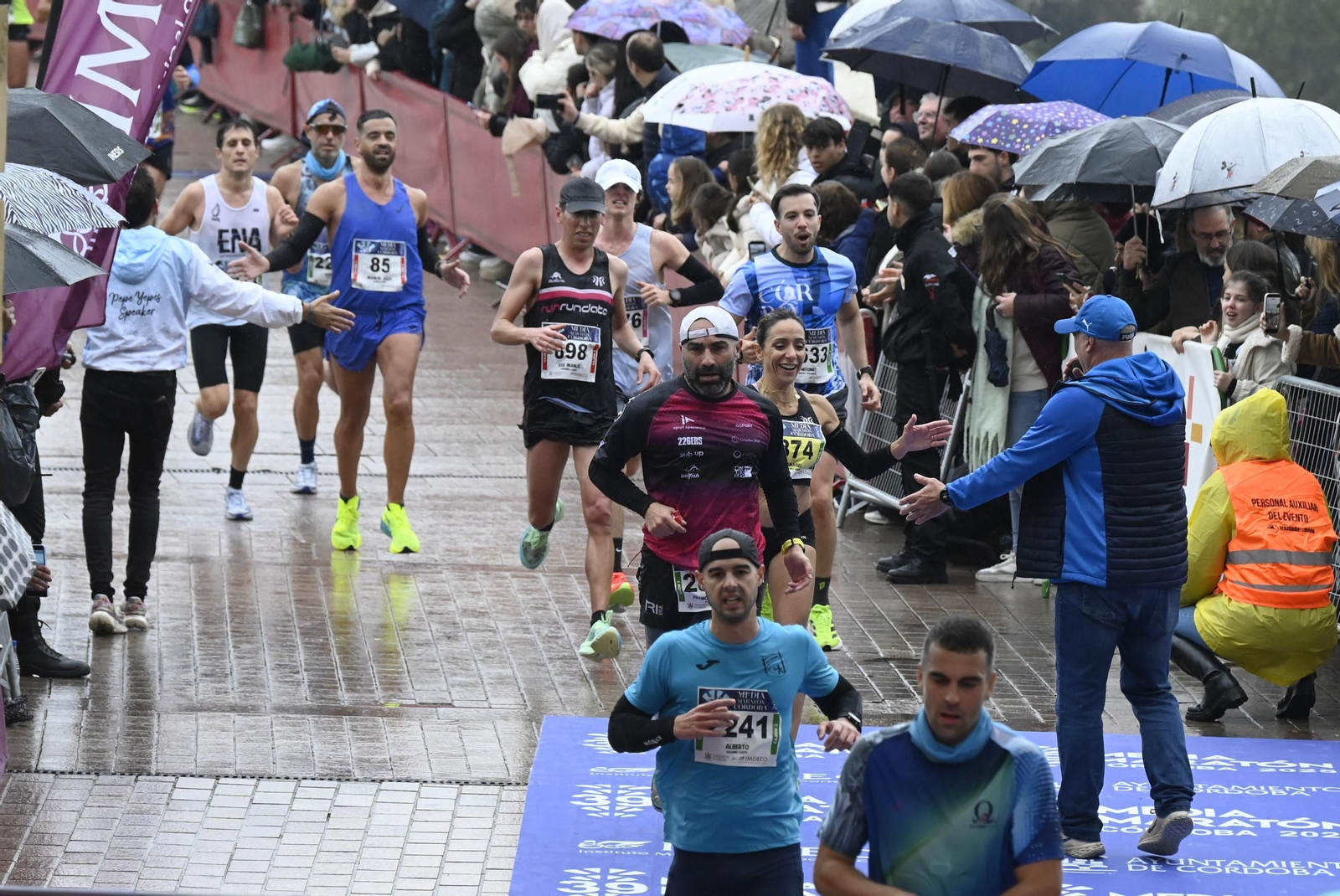 Emoción en la Puerta del Puente: las fotos de la línea de meta en la Media Maratón de Córdoba 2025