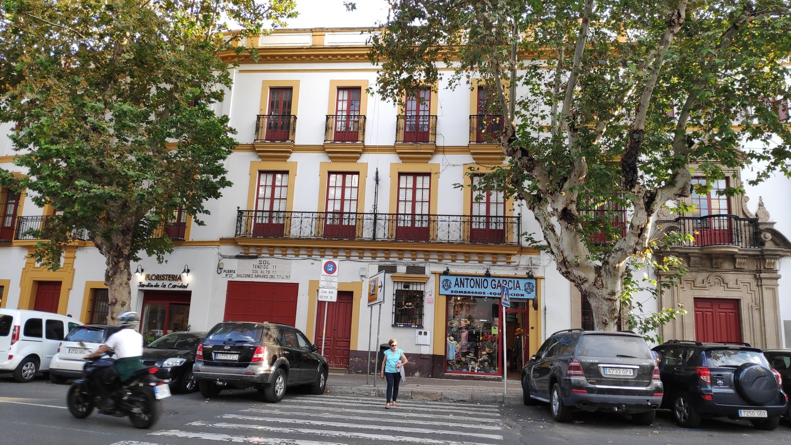 Fachada del inmueble que será adaptado para apartamentos turísticos, en el número 27 de la calle Adriano.