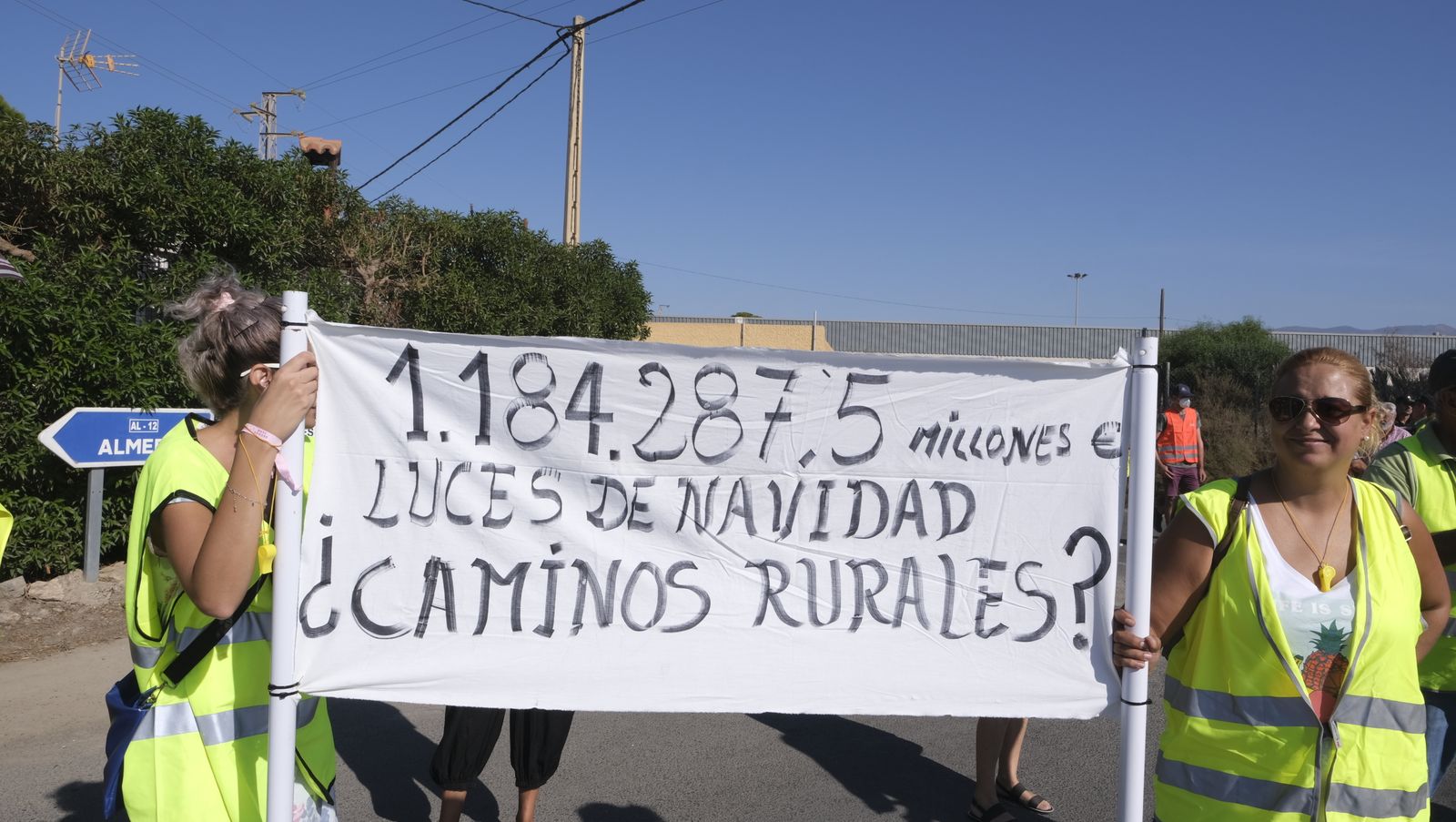 Protestas de los vecinos de los cortijos de La Cañada por la falta de iluminación
