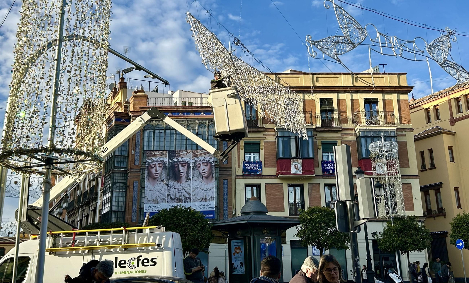 Desmontaje de las luces del Altozano por segunda vez