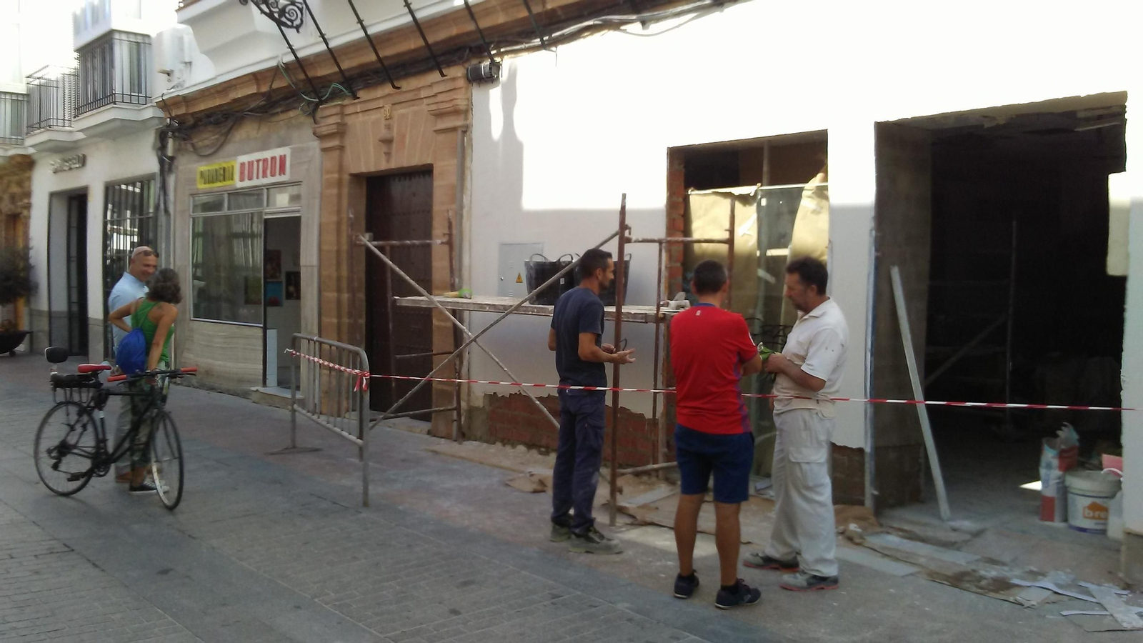 Vista del local en obras del establecimiento que abrirá en breve junto a la Panadería Butrón de la calle La Vega.