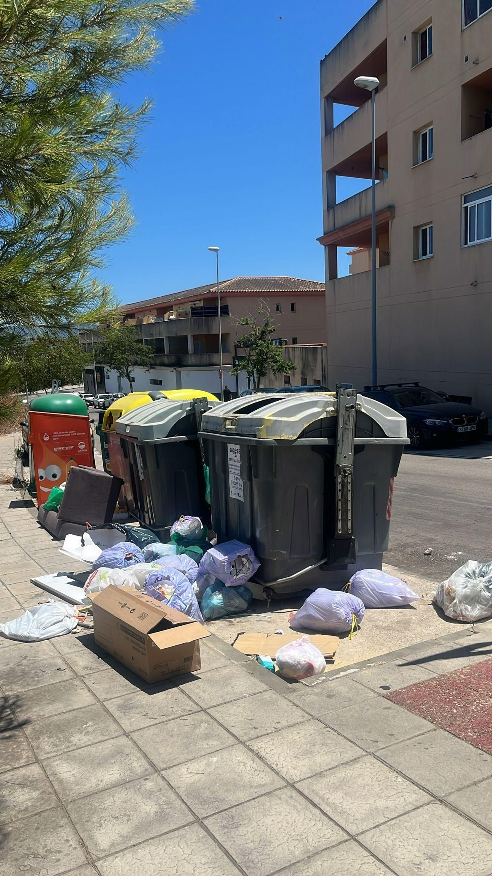 Las fotos de la acumulación de basura en La Ermita en Algeciras