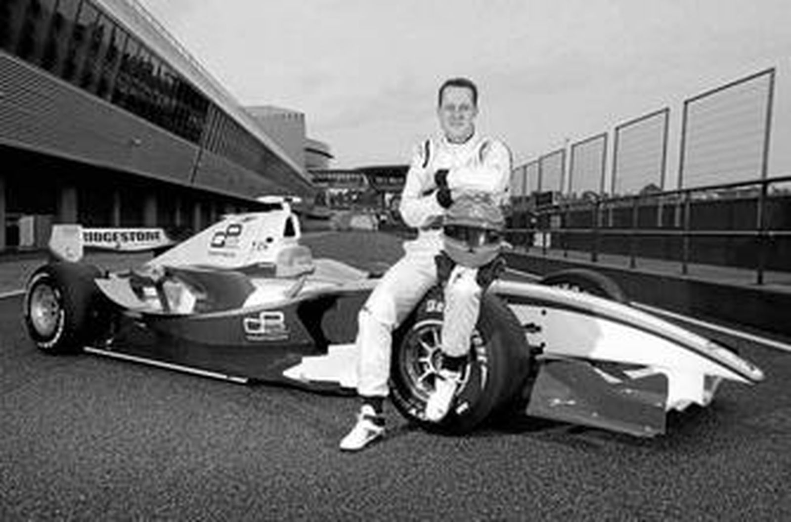 El piloto alemán posa en el vehículo con el que se entrena, ayer en Jerez.