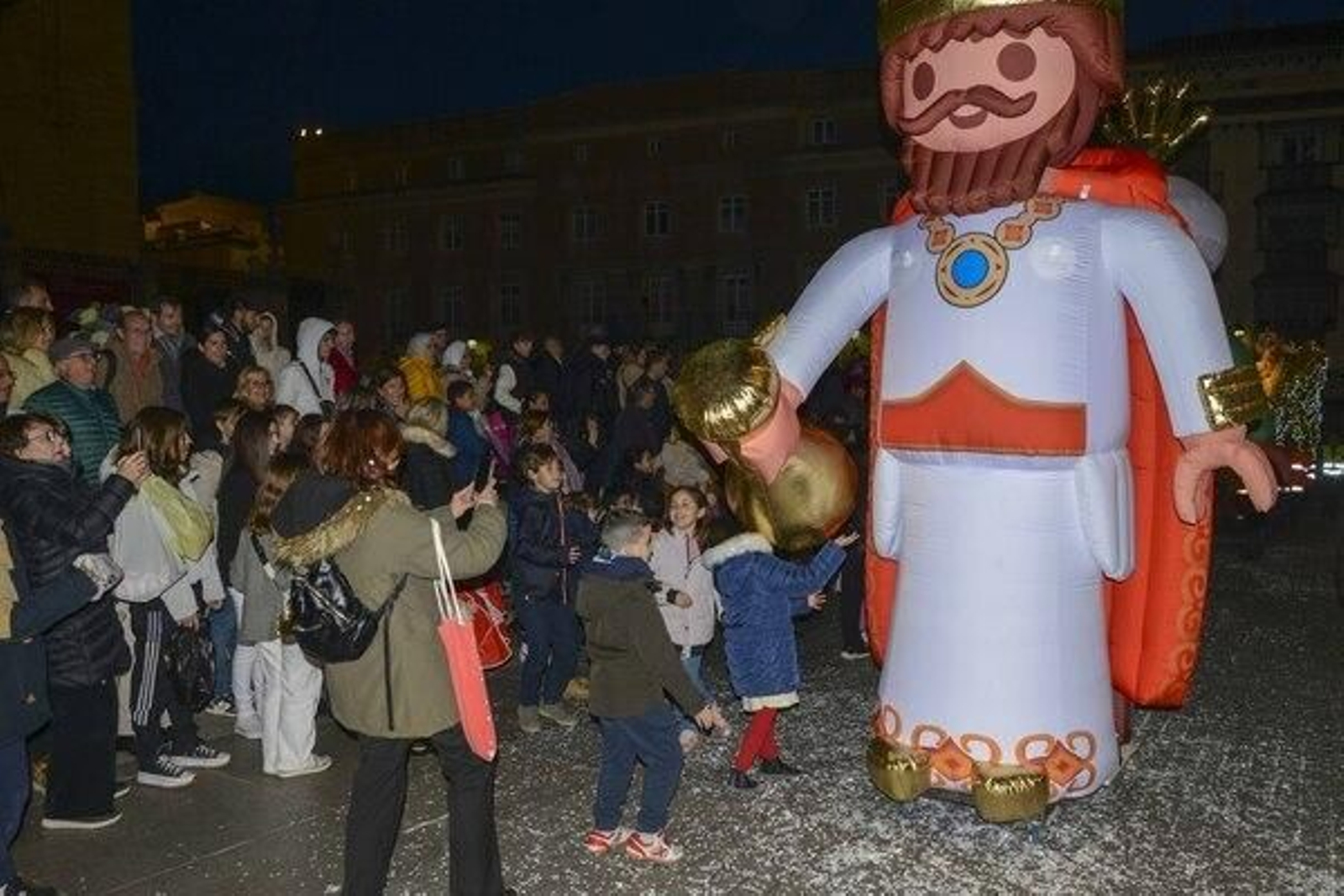 En imágenes: La Cabalga de Reyes de Jaén desata la emoción en sus calles abarrotadas