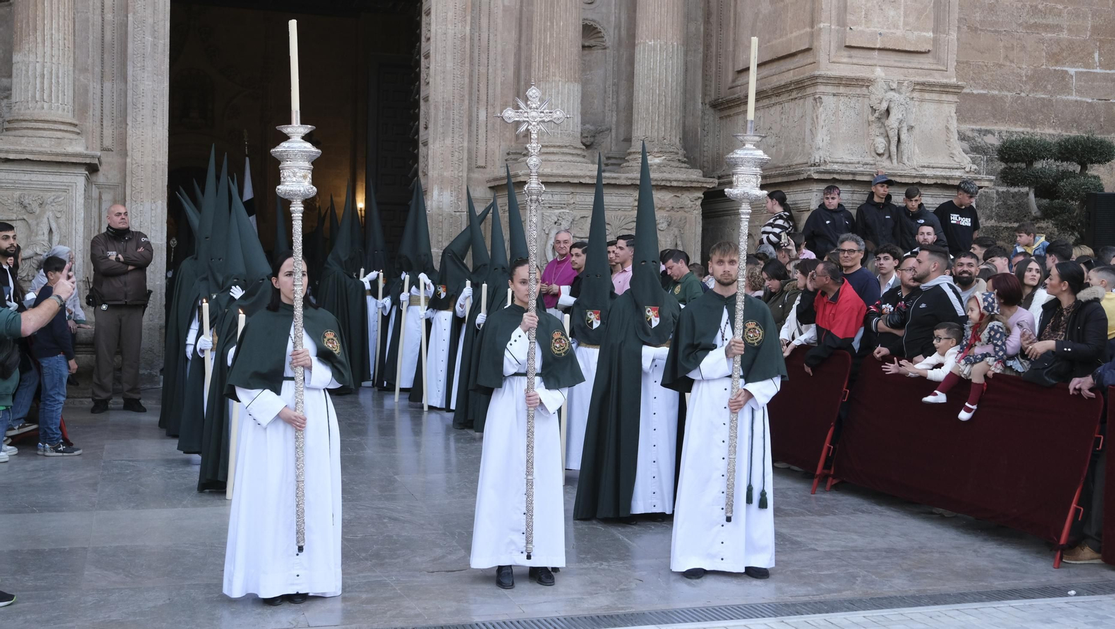 Estudiantes en la Semana Santa de Almería 2025
