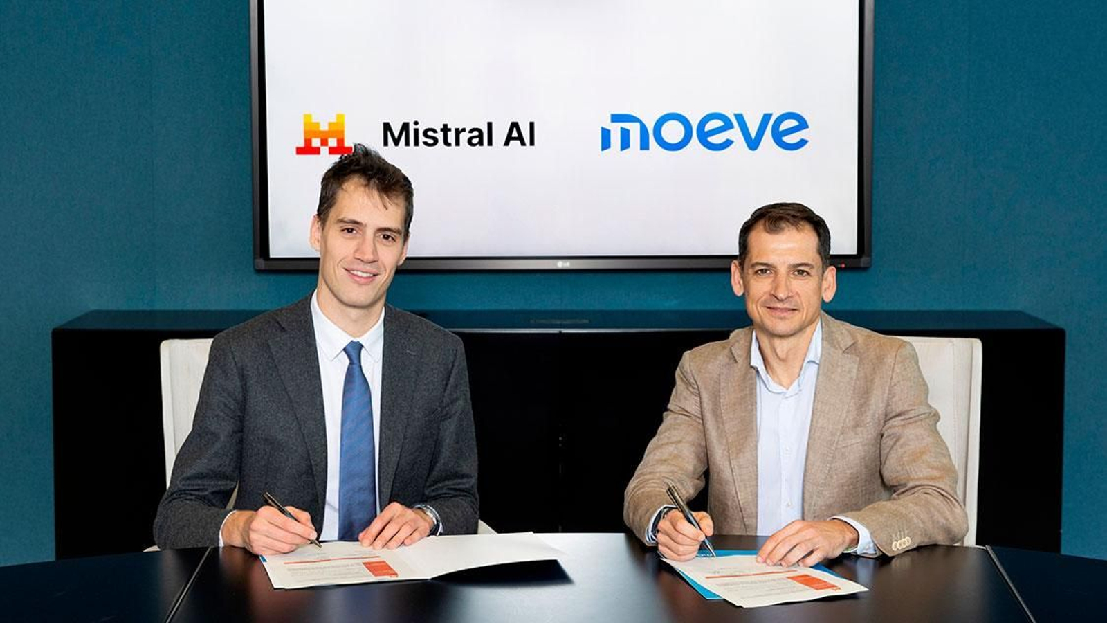 Firma del acuerdo entre Mistral AI y Moeve