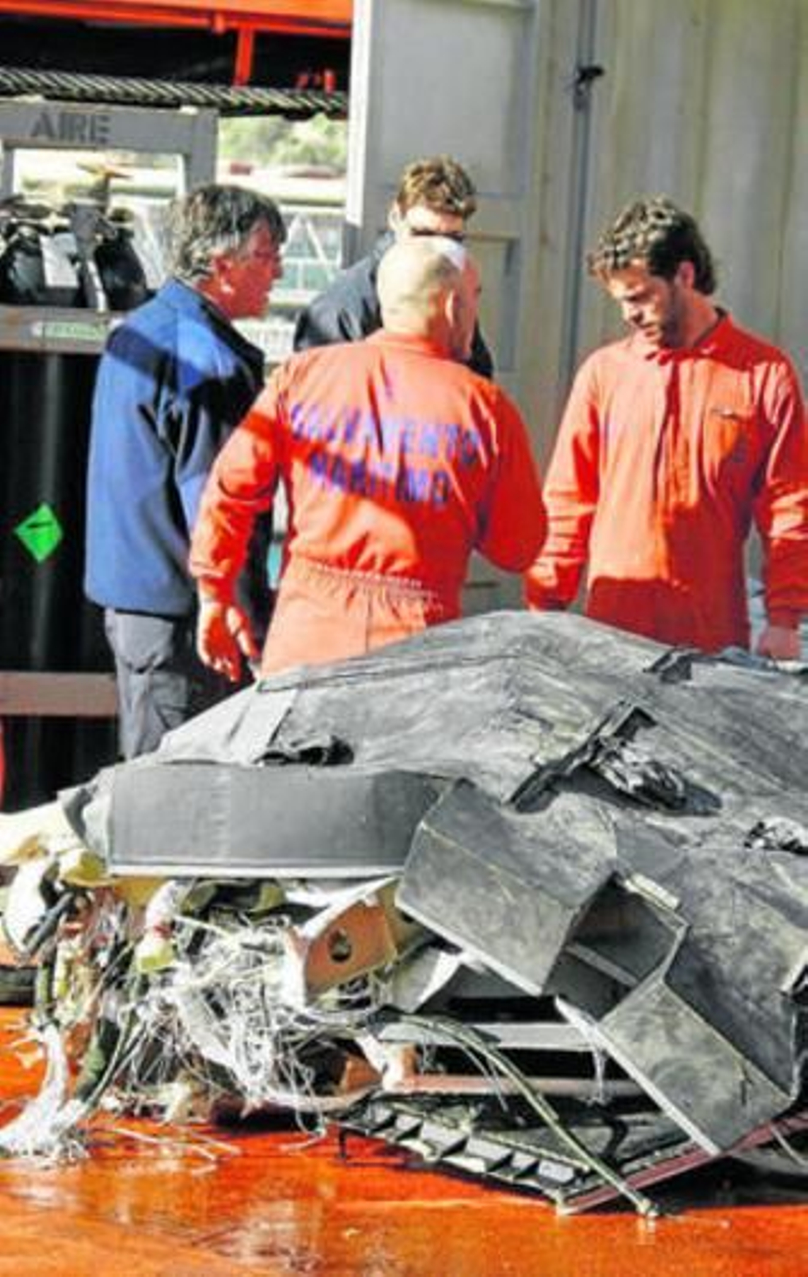 Restos del helicóptero a bordo del buque Clara Campoamor.