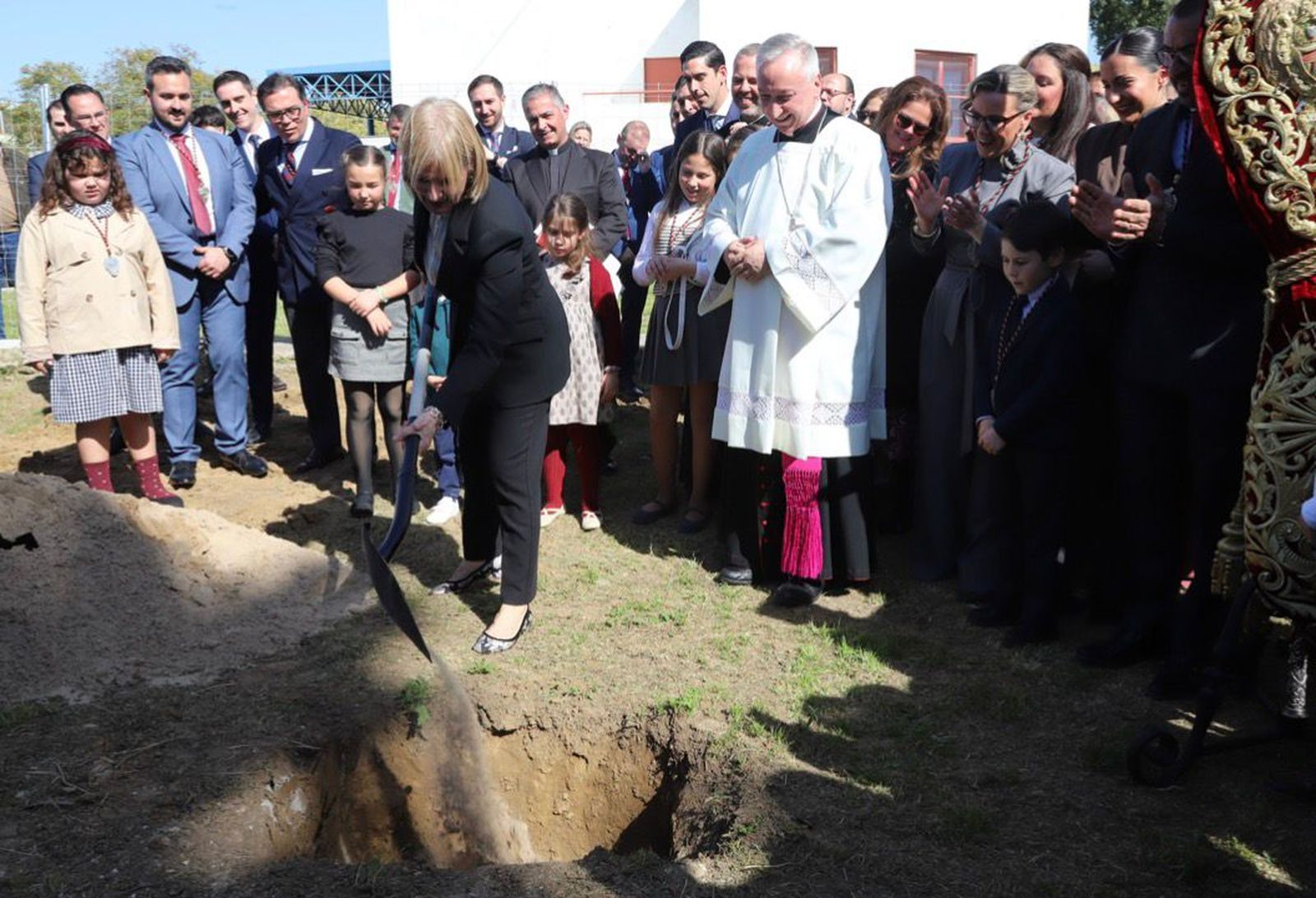 La alcaldesa, María José García-Pelayo, en la colocación de la primera piedra de la casa de hermandad del Soberano Poder.