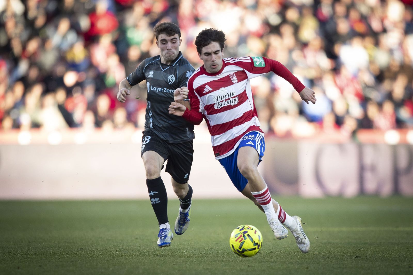Alemañ pugna por el balón en el partido ante el Castellón