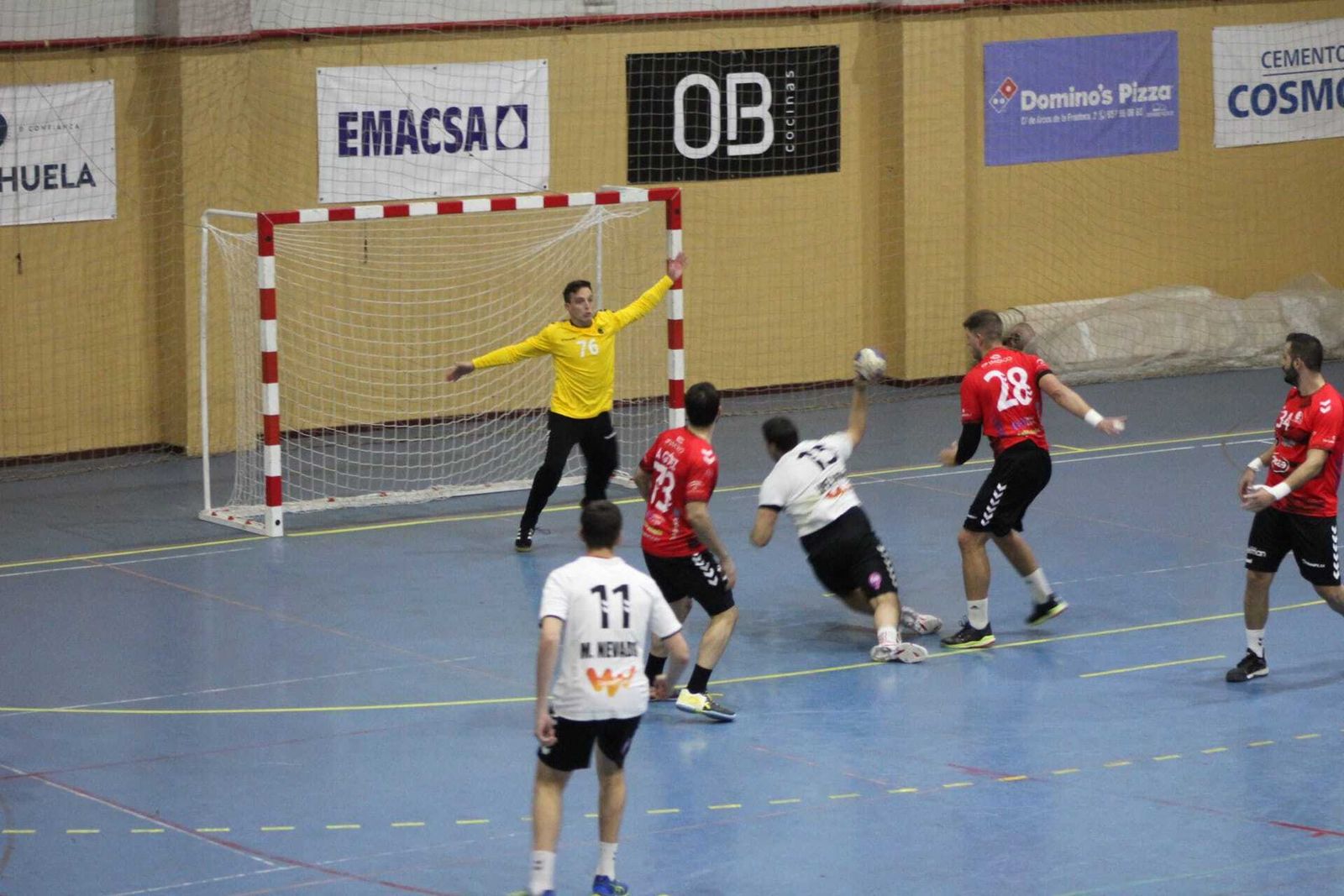 Fernando Torres intenta detener el lanzamiento en seis metros de José Alberto López.