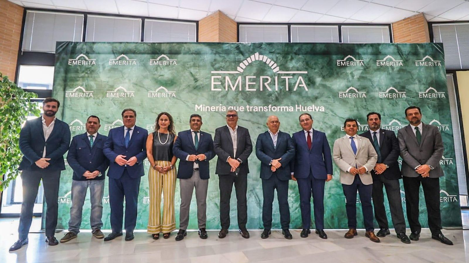 Algunas de las autoridades y representantes institucionales posan junto al CEO y al presidente de Emerita, David Gower y Joaquín Merino.