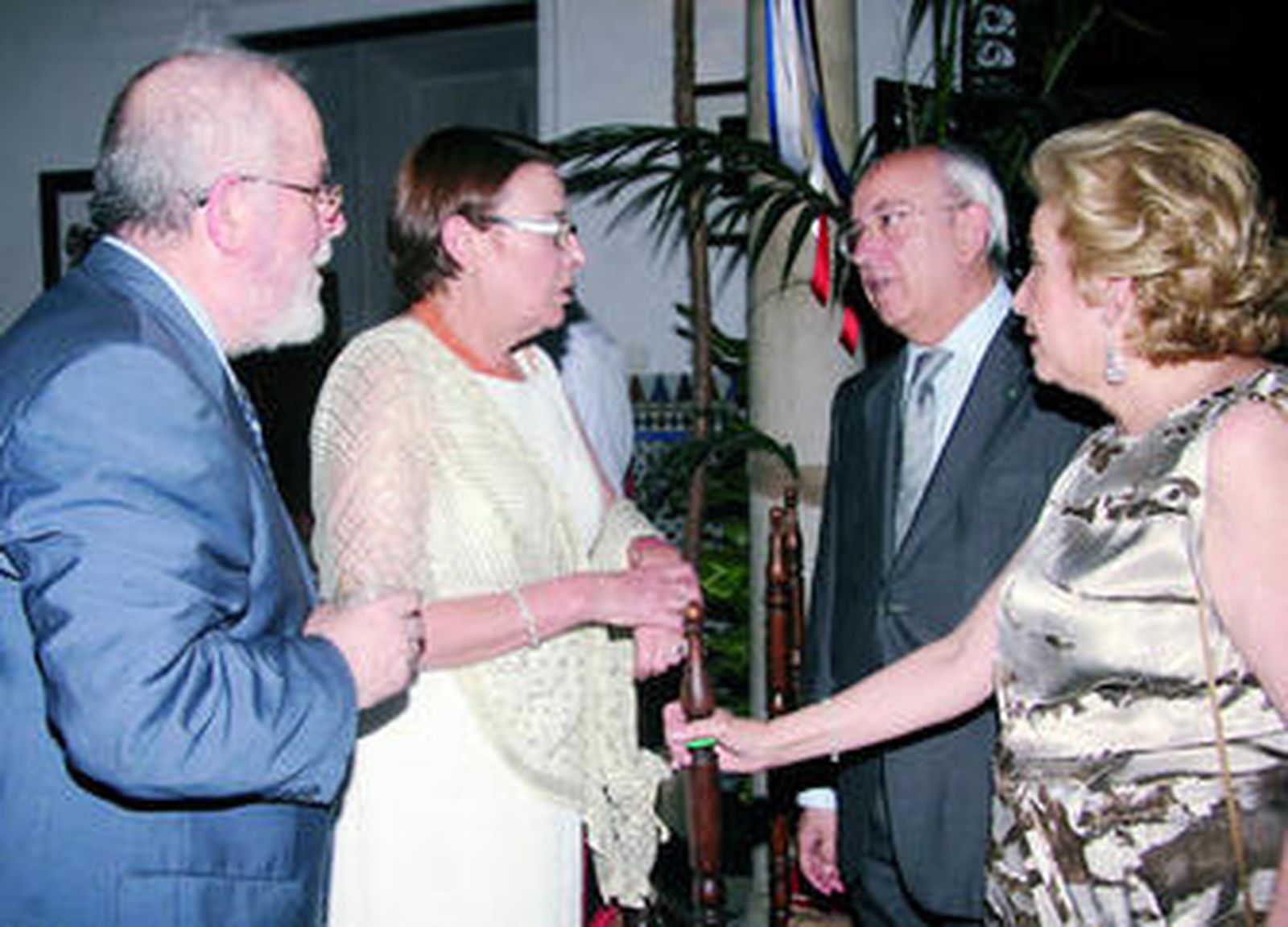 Juan Gil y Consuelo Varela, matrimonio de americanistas, con Manuel del Valle y su esposa.