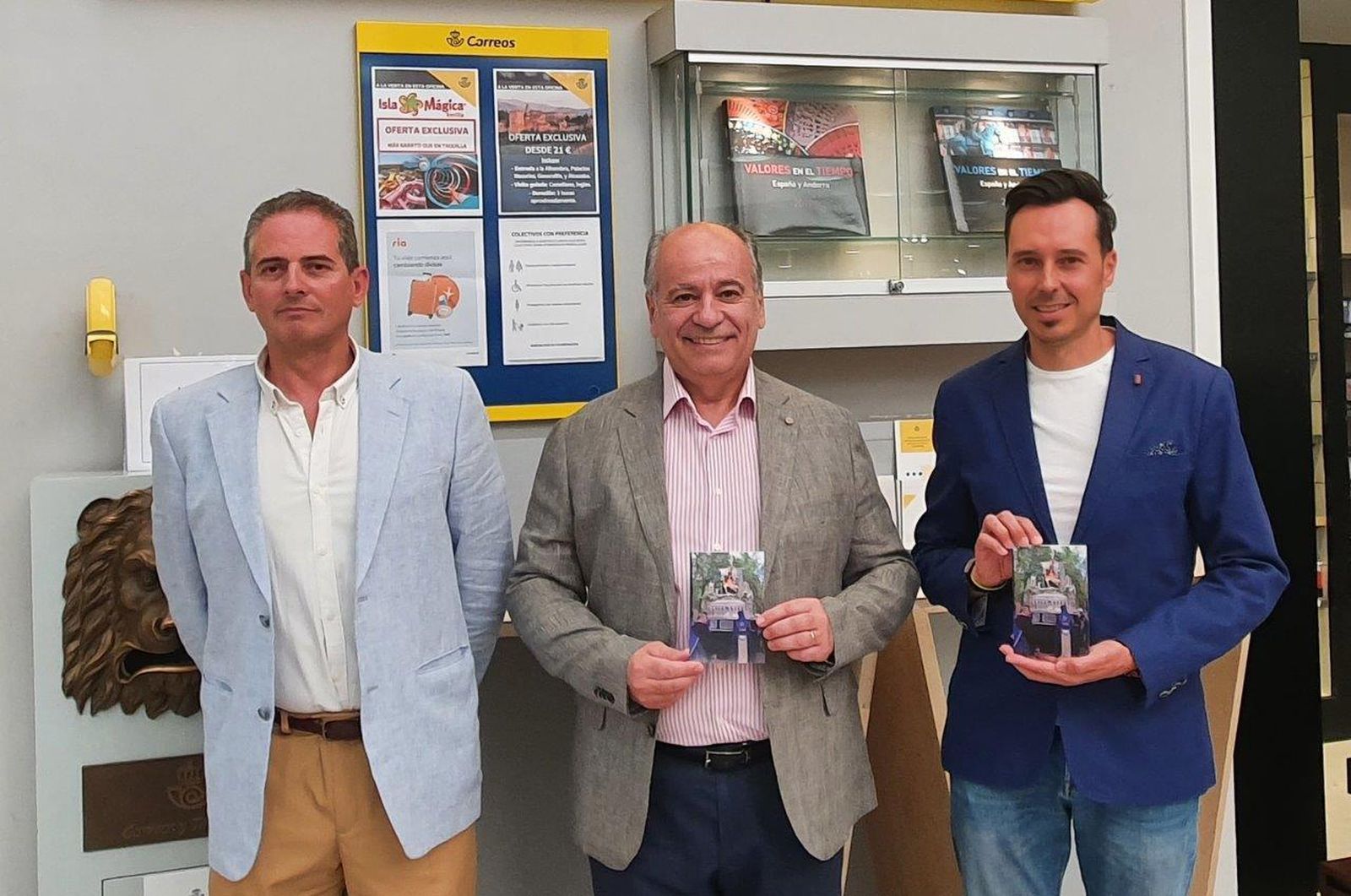 Correos emite una tarjeta prefranqueada para la Cofradía de Santa María de la Alhambra de Granada