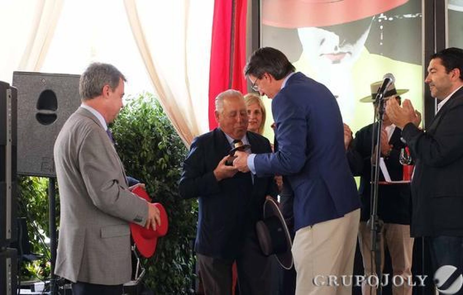 Mauricio González-Gordon entrega el ‘Sombrero de Oro’ a Ignacio Sánchez-Ibargüen.

Foto: Manu Garcia
