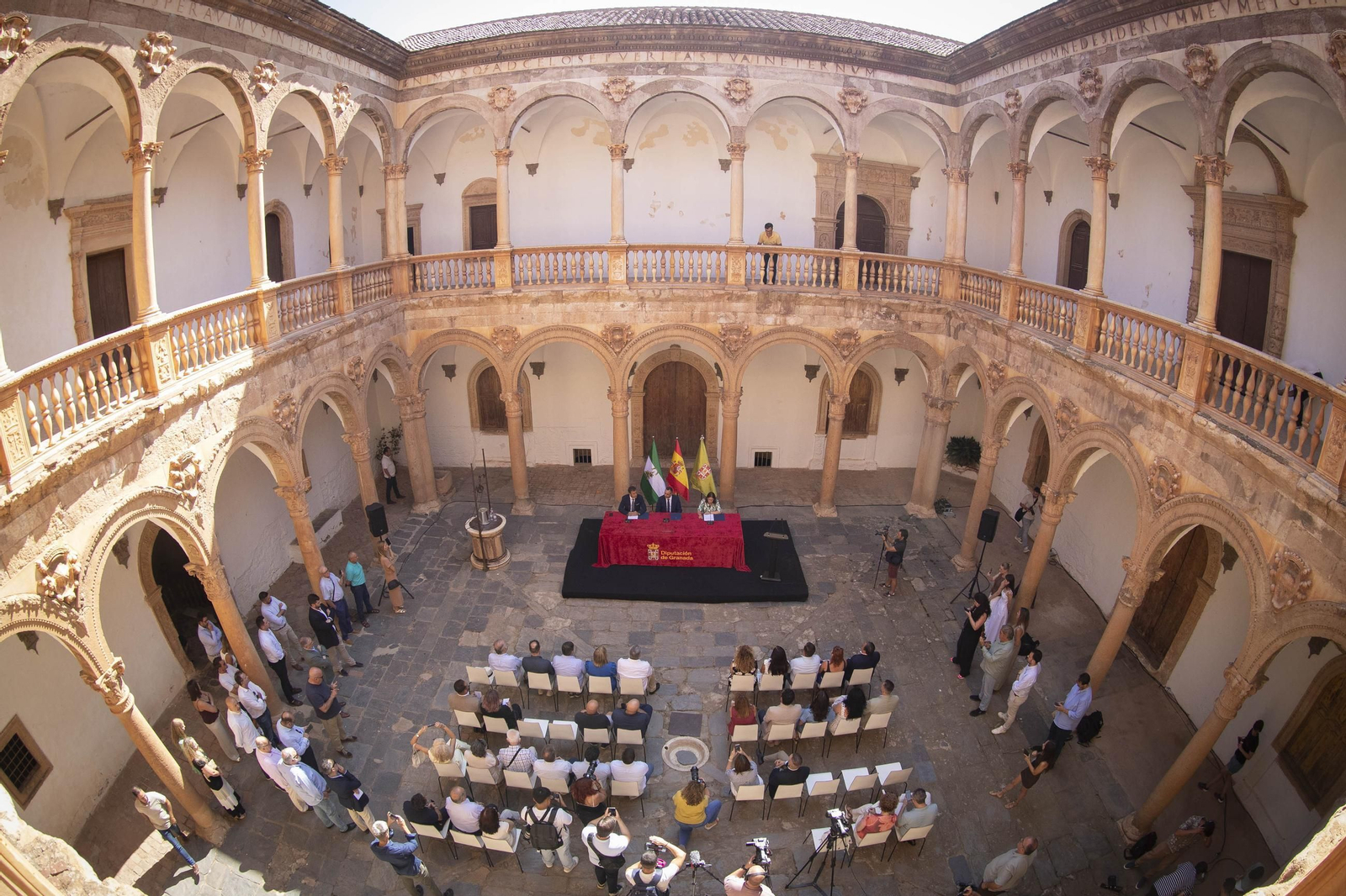 Firma de compra del Castillo de La Calahorra esta mañana.