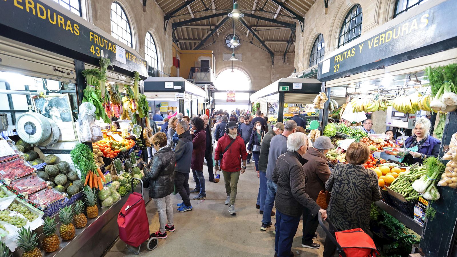 Vista de uno de los pasillos de la plaza de abastos de Jerez