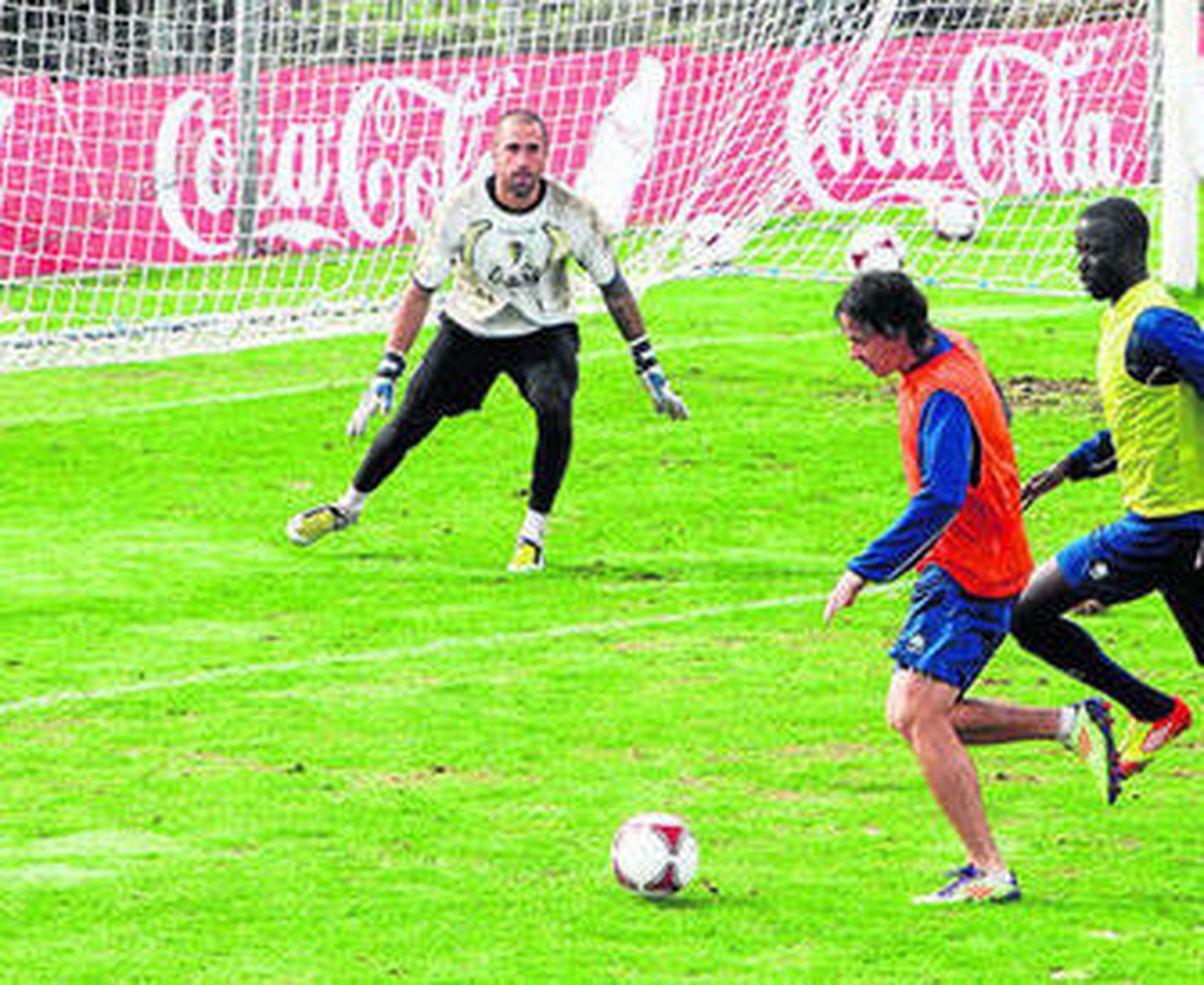 Aulestia sigue con atención una jugada de Edison Torres en un partidillo en El Rosal.